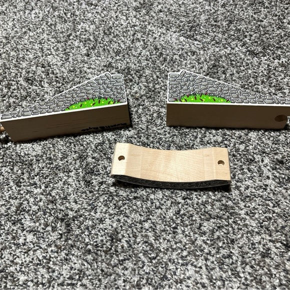 Thomas & Friends Wooden Railway Train 3-Piece Maron Arched Stone Bridge Gray - Picture 8 of 9